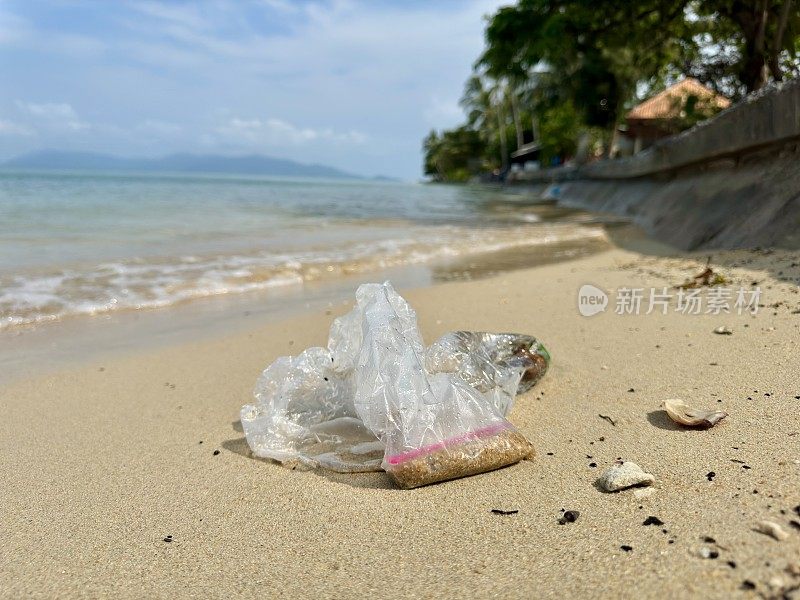 海滩上的塑料污染