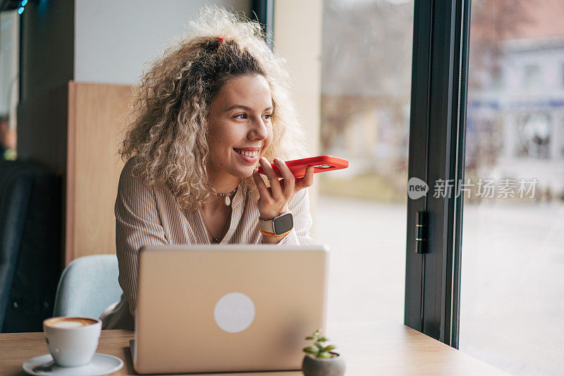 年轻女性正在录制语音信息