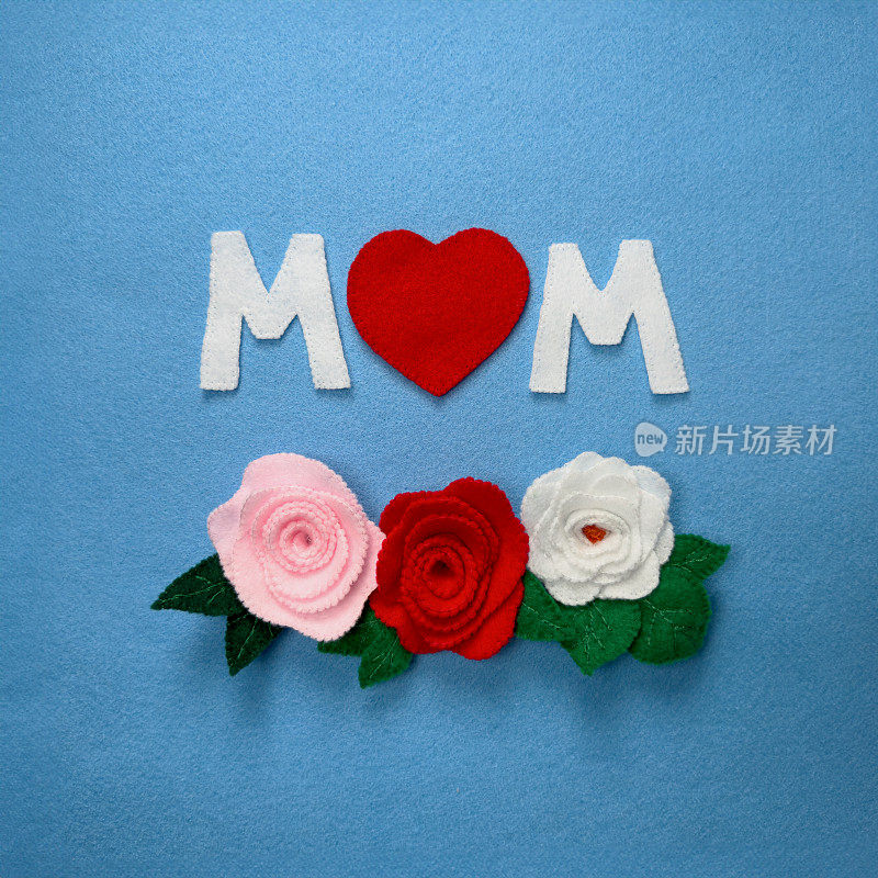 毡妈妈文字与一个小红色的心和一些玫瑰在蓝色背景的底部。母亲节贺卡