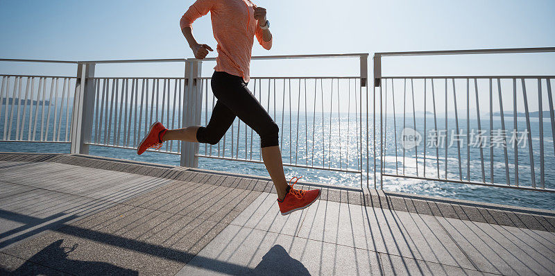 健康的生活方式健身运动女子跑步者在海边步道上跑楼梯