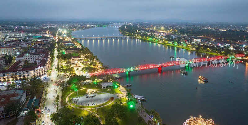 顺化市夜景鸟瞰图，顺化是越南非常著名的旅游胜地