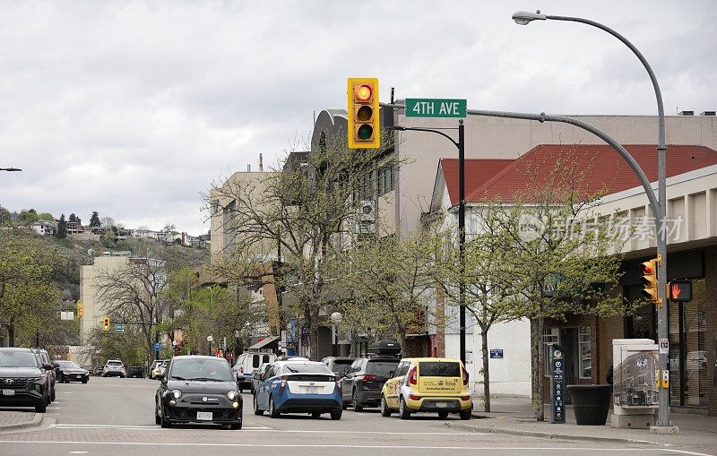 维多利亚街和第四大道，市中心坎卢普斯，加拿大