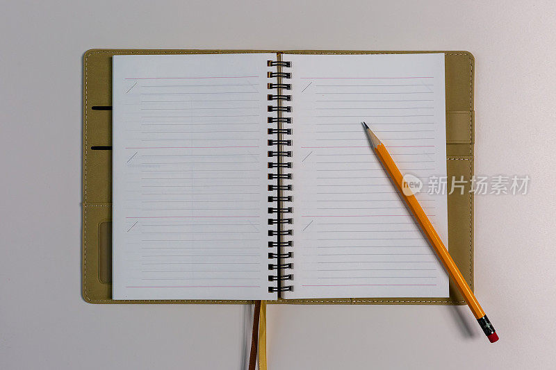 空白打开口袋书，目录，杂志，笔记模拟模板白纸纹理在白色背景。