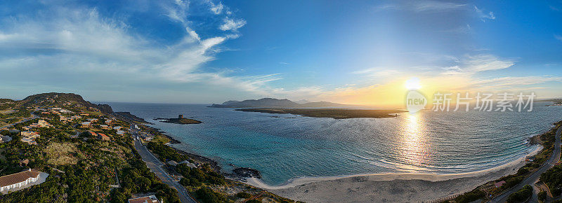 撒丁岛以其迷人的海滩而闻名，拥有清澈的海水，柔软的白色沙滩和戏剧性的岩层。
