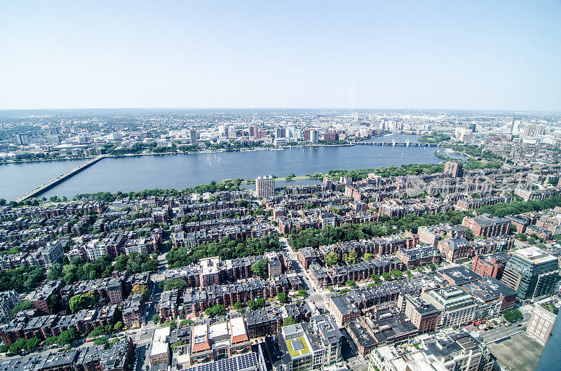从上面俯瞰波士顿查尔斯河和住宅区