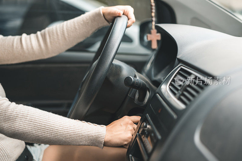 女司机正在发动汽车