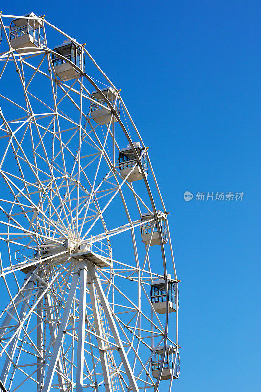 蓝色天空背景下的摩天轮