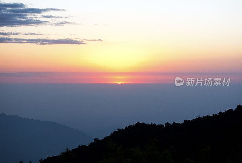 喜马拉雅山的日出，老虎山，大吉岭，西孟加拉邦，印度。