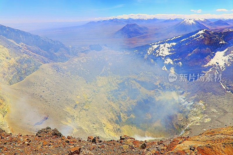 拉斯卡火山口火山和硫磺烟雾在利坎卡武尔，赛里卡武尔和尤里科斯火山，田园般的阿塔卡马沙漠高原，尤里亚科，火山景观全景-圣佩德罗阿塔卡马，智利，Bolívia和阿根廷边境