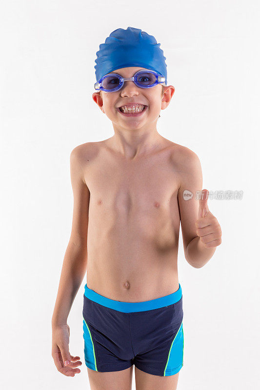 快乐的小男孩与泳衣和泳镜在白色的背景