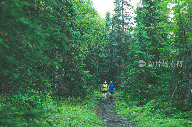 两个成熟的成年人在森林里跑步