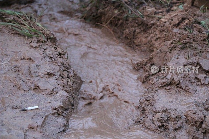 大雨后从路上排水的粘土溪
