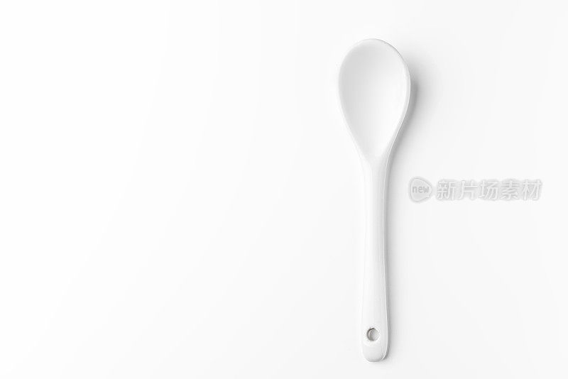 白色的勺子孤立在白色的表面