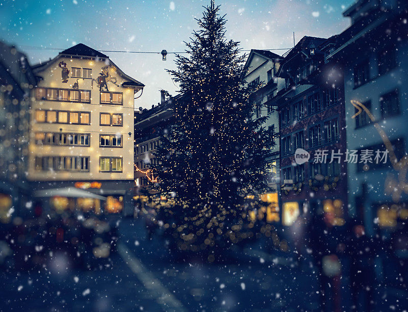 圣诞树装饰市场雪在瑞士，卢塞恩