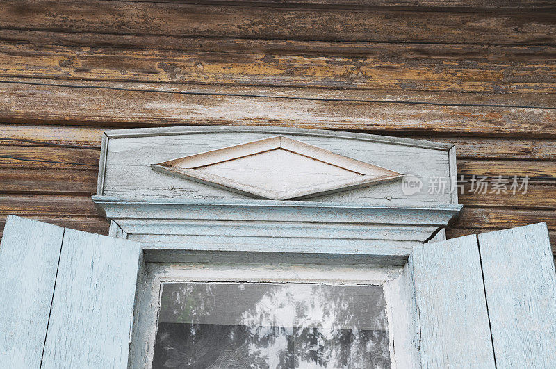 带有百叶窗的旧俄罗斯木窗碎片
