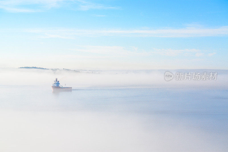 拖船穿过雾