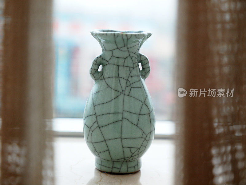 一个有裂缝的陶瓷花瓶