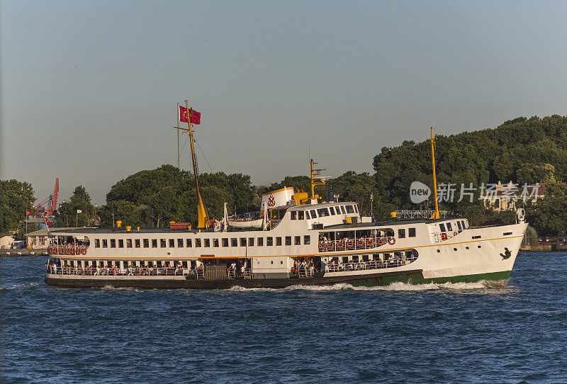 土耳其伊斯坦布尔埃米诺努附近博斯普鲁斯海岸的传统客轮