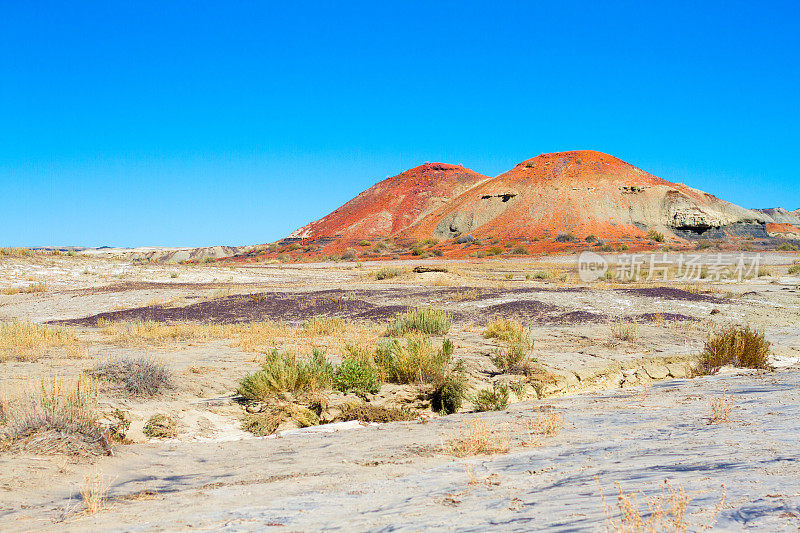 比斯提荒地，俄勒冈州:红山丘，蓝天背景