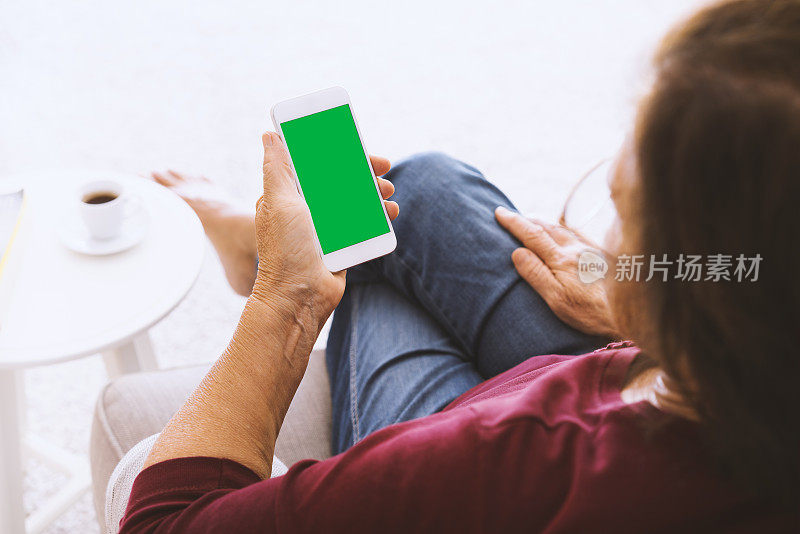 高级女性使用绿屏智能手机