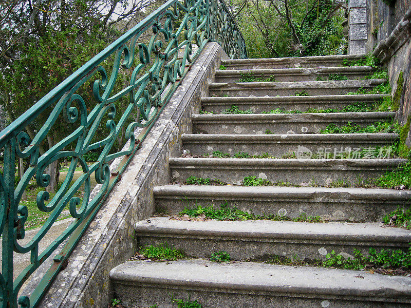 古老的石头楼梯与锻铁栏杆