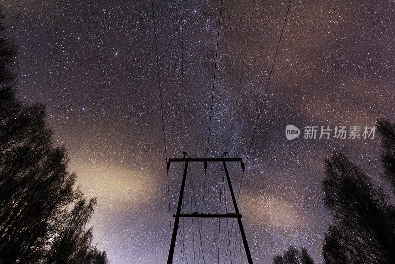 星空下的电线