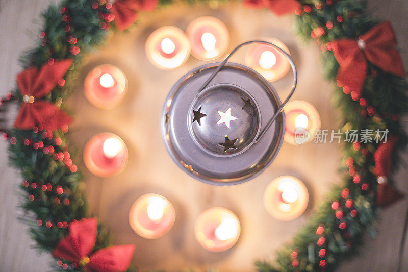 灯笼与蜡烛背景的圣诞装饰与花环。