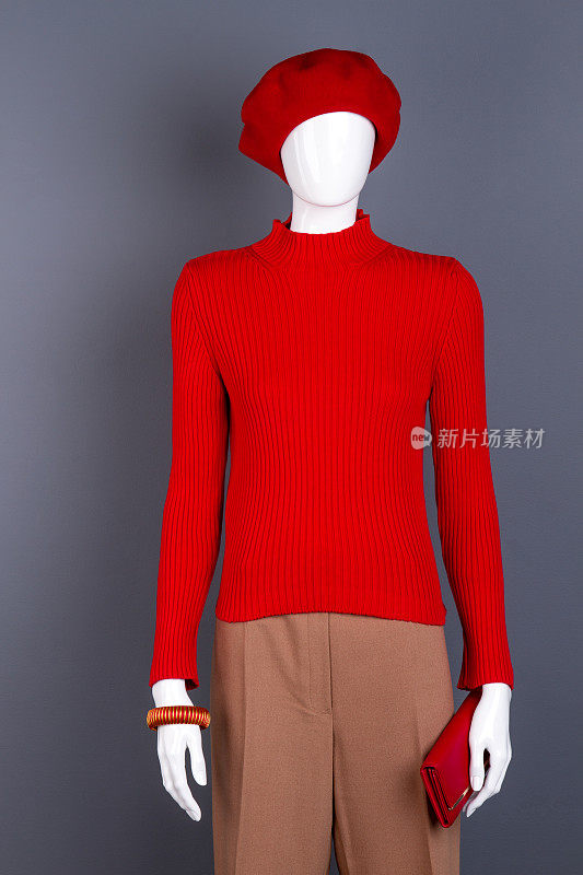 穿着红色贝雷帽和毛衣的人体模型。