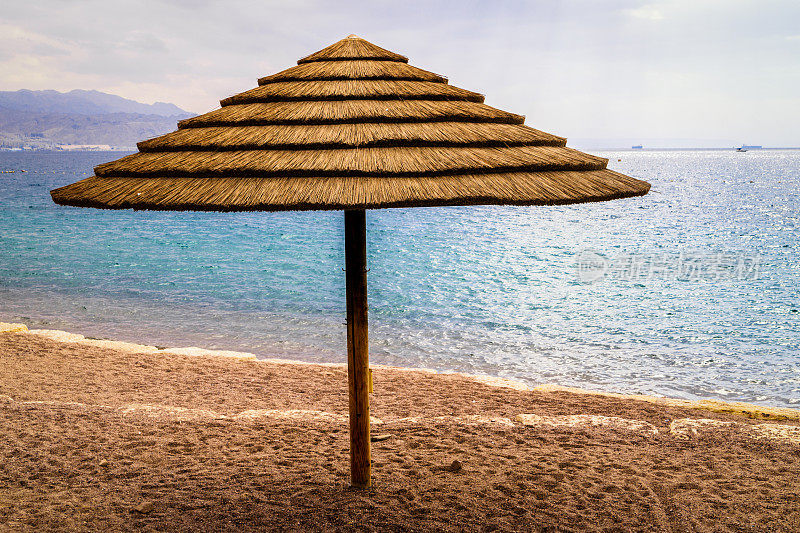 以色列埃拉特红海海滩上的遮阳伞