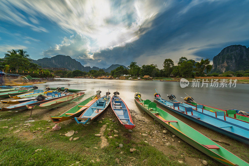 长暴露和长尾船在瑙松河在万荣，老挝。