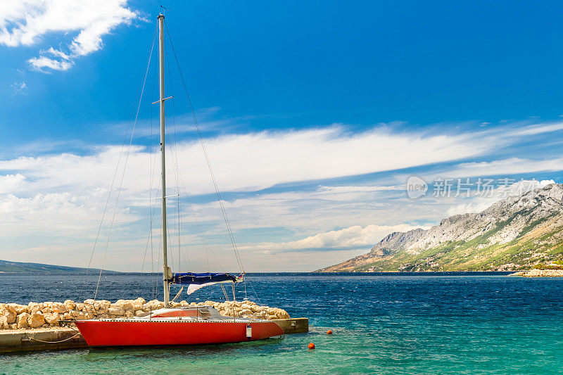 一艘帆船停泊在布雷拉附近的亚得里亚海岸边。