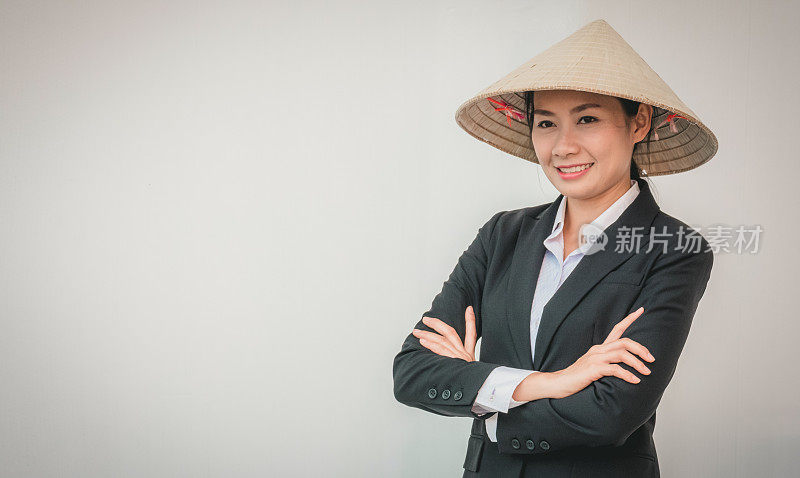 戴越南帽子的女商人