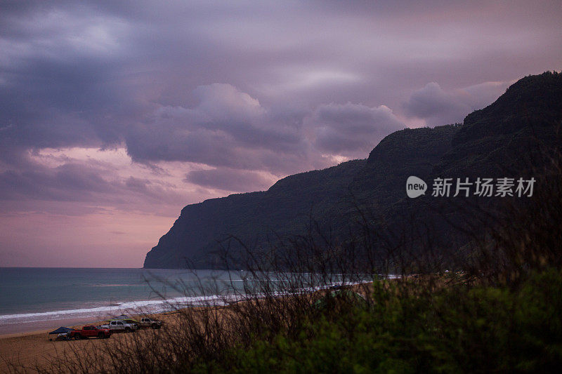 夏威夷考艾岛波利黑尔州立公园露营时的日出。