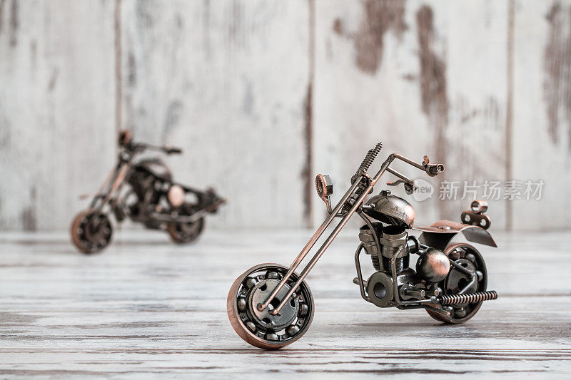 迷你金属模型摩托车上的白色木制背景