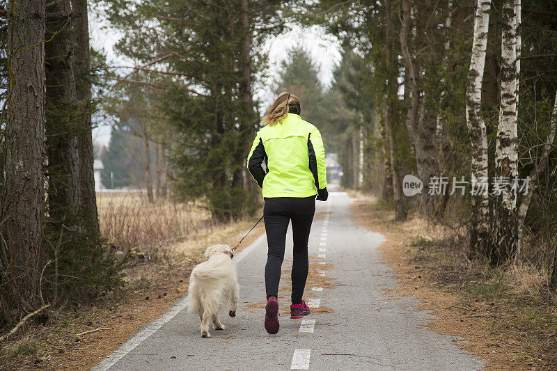 女人在路上奔跑