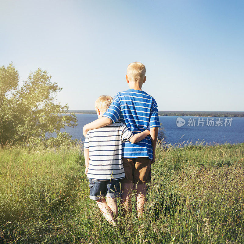 两个金发男孩望着远方。