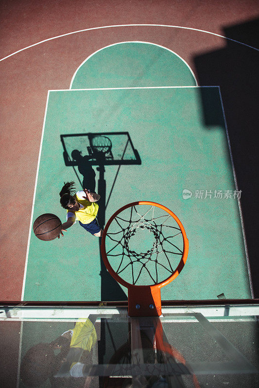 街头篮球运动员在灌篮