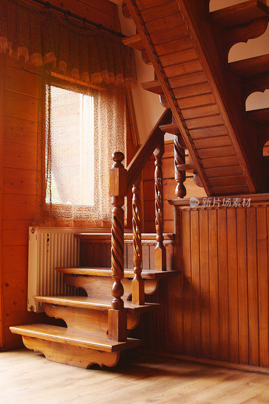 木质楼梯通往二楼的房间。