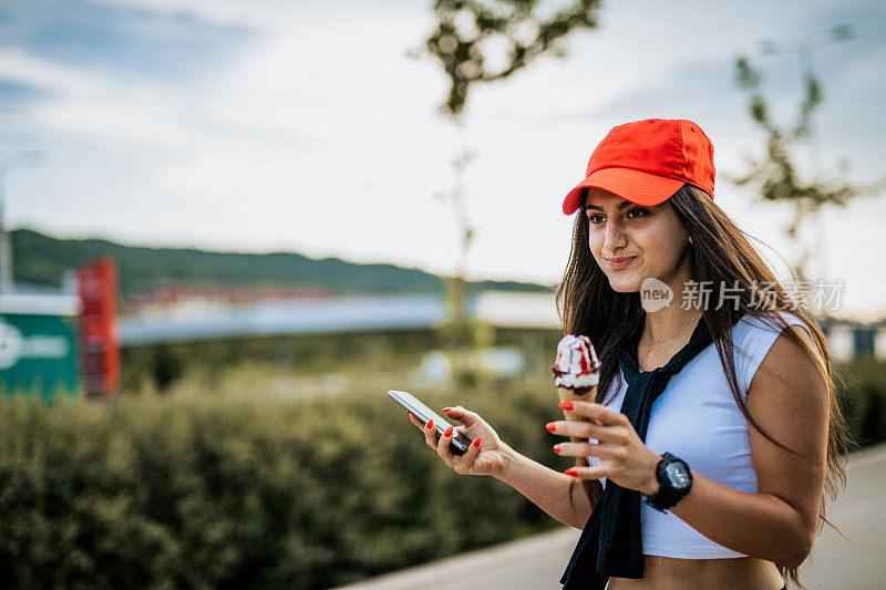 年轻女子在吃她最爱的冰淇淋