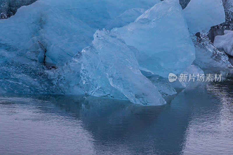 冰山部分漂浮在水上