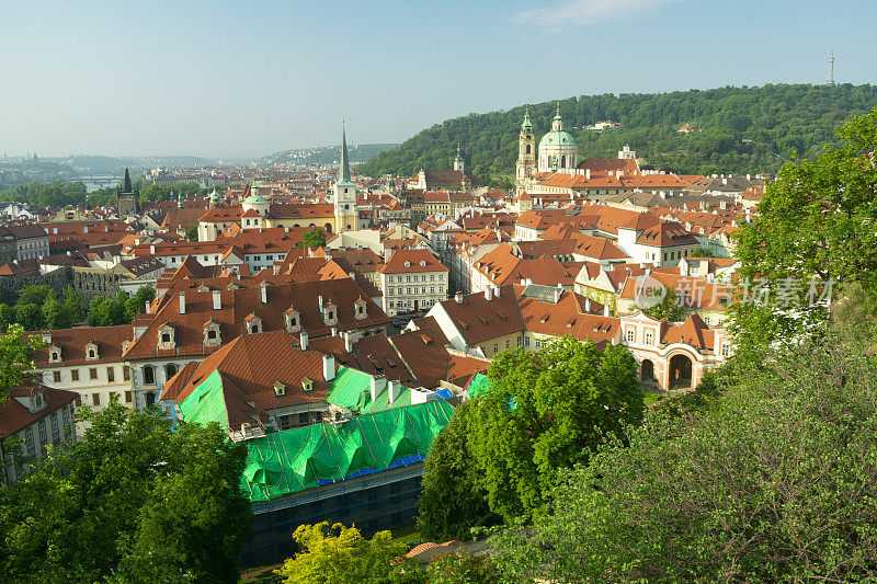 布拉格市中心的瓦片屋顶