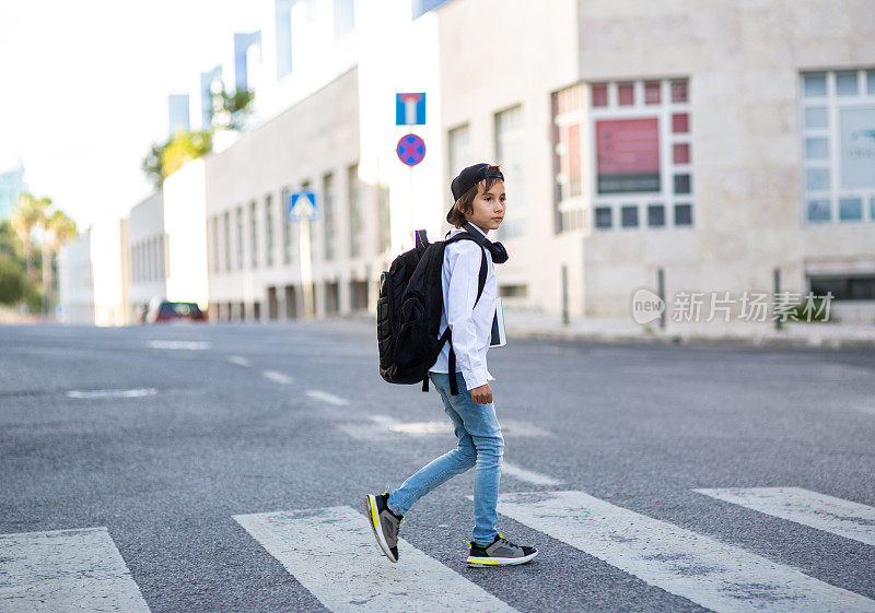 小学生背着背包过马路