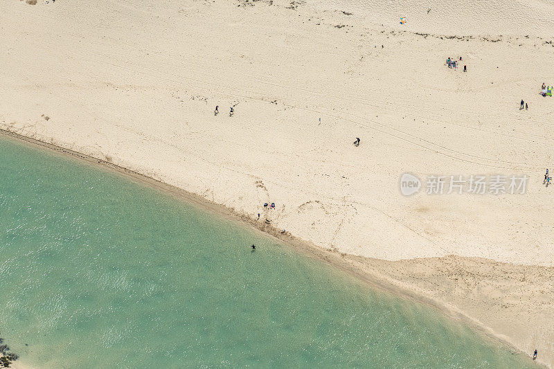 鸟瞰克兰托克海滩，纽基，康沃尔在一个阳光明媚的6月的一天。