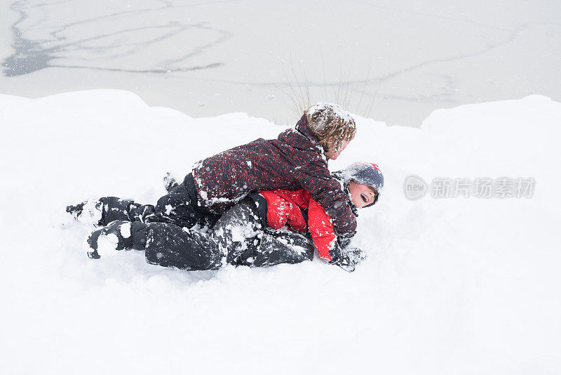 孩子们在暴风雪中快乐地玩雪橇