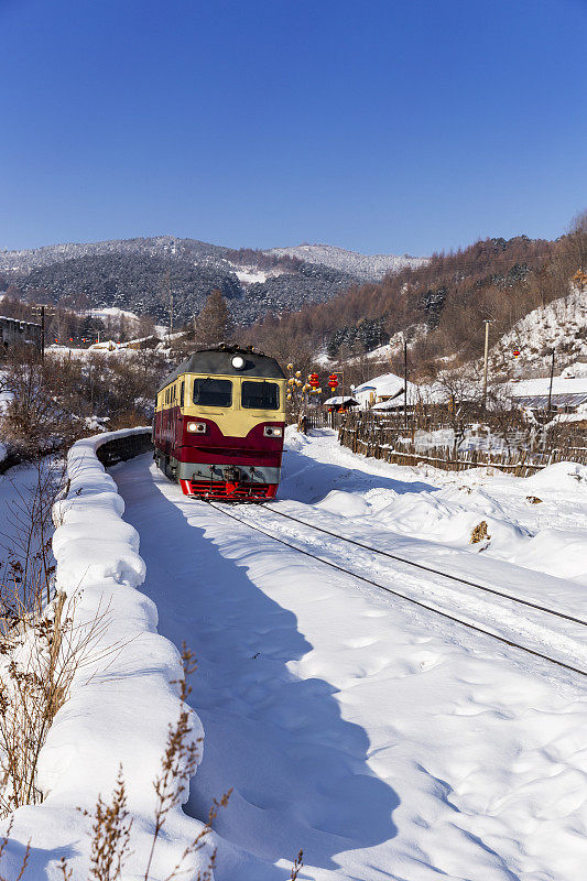 红色火车穿过中国的村庄