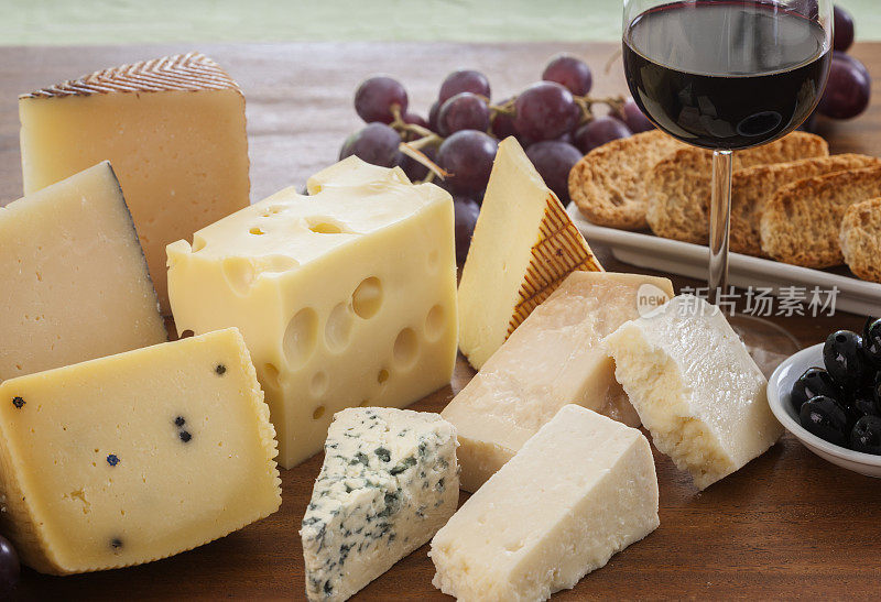 奶酪和葡萄酒的静物生活