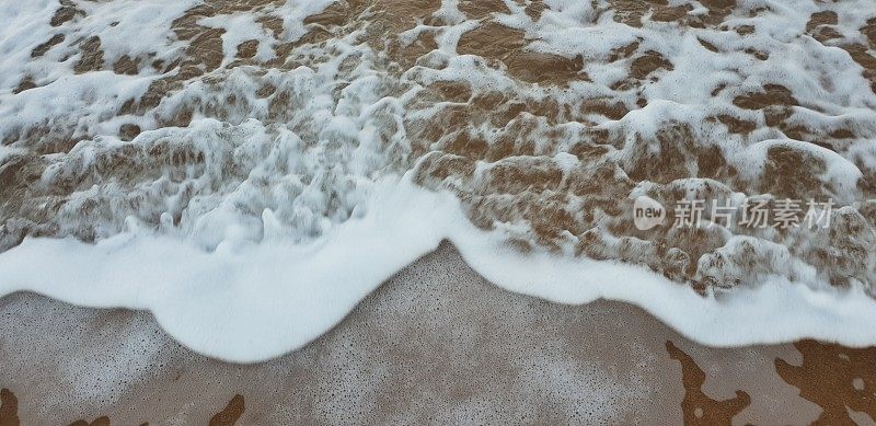 沙滩上的海水泡沫