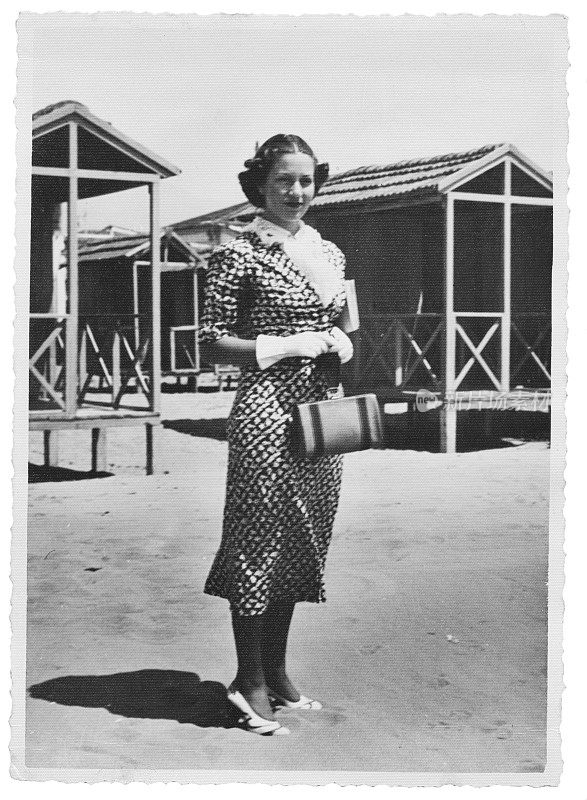 1938年沙滩上的年轻女子。黑色和白色。
