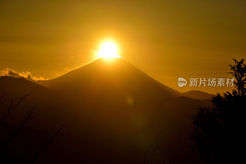 富士山上的日落:从东京八王子高雄山上看