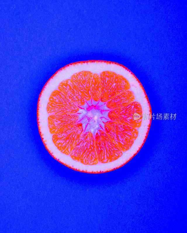 半橙色波普艺术风格，以明亮的蓝色背景为中心